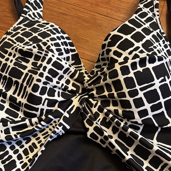 Miraclesuit Elegant Black and White Swimwear - size 12 - underwire - Picture 2 of 7